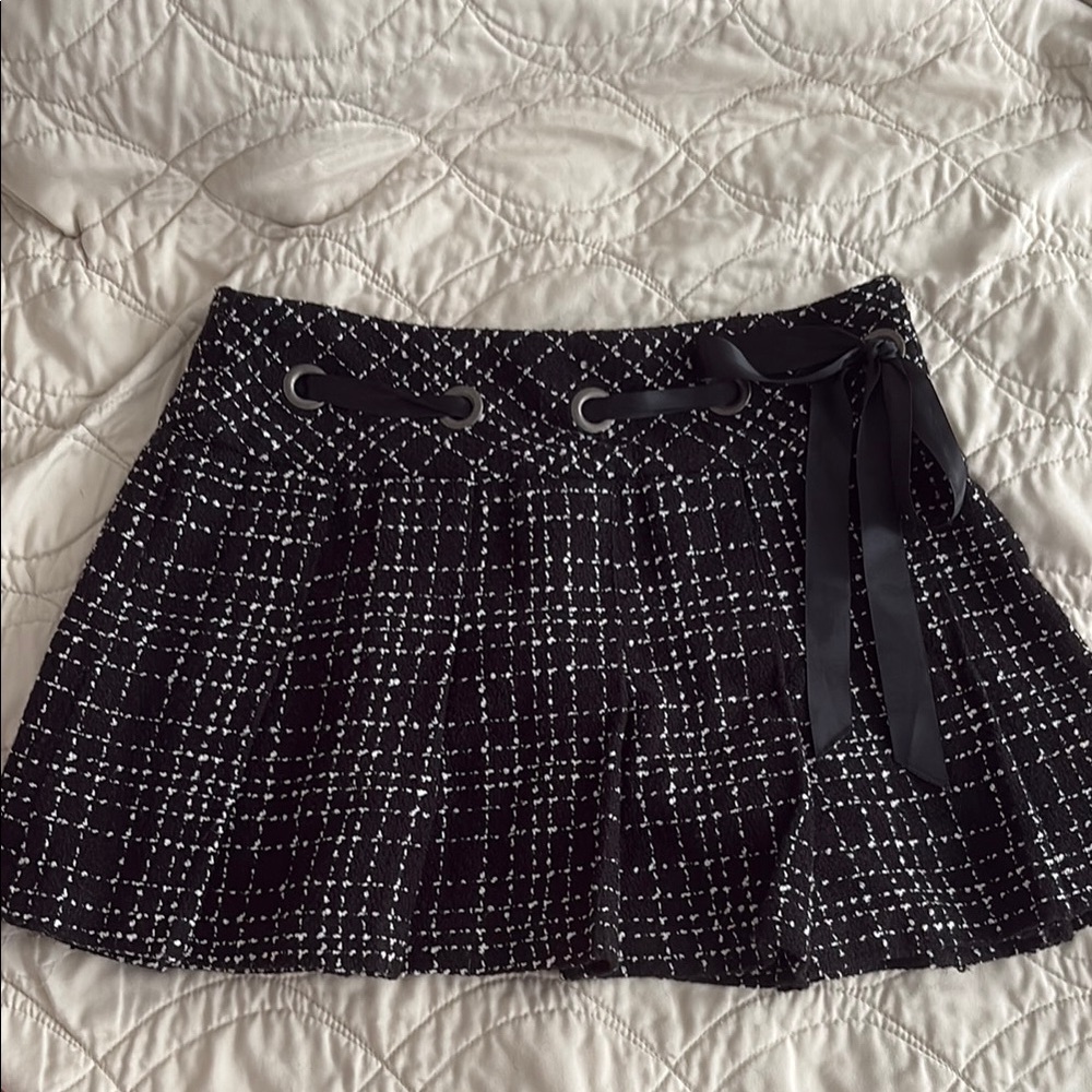 Vintage Guess Black and White Mini Skirt with Wide Pleats and Ribbon Tie Detail